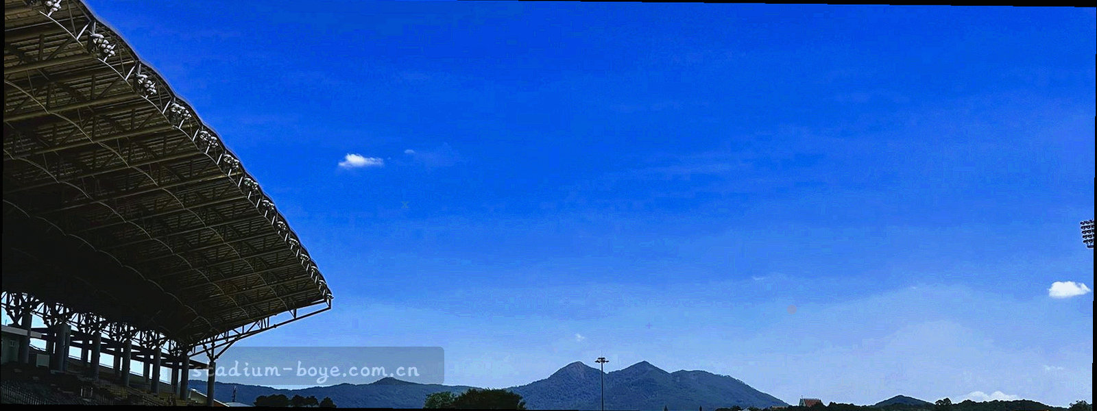 球场中线与坐标网格的俯拍线条
